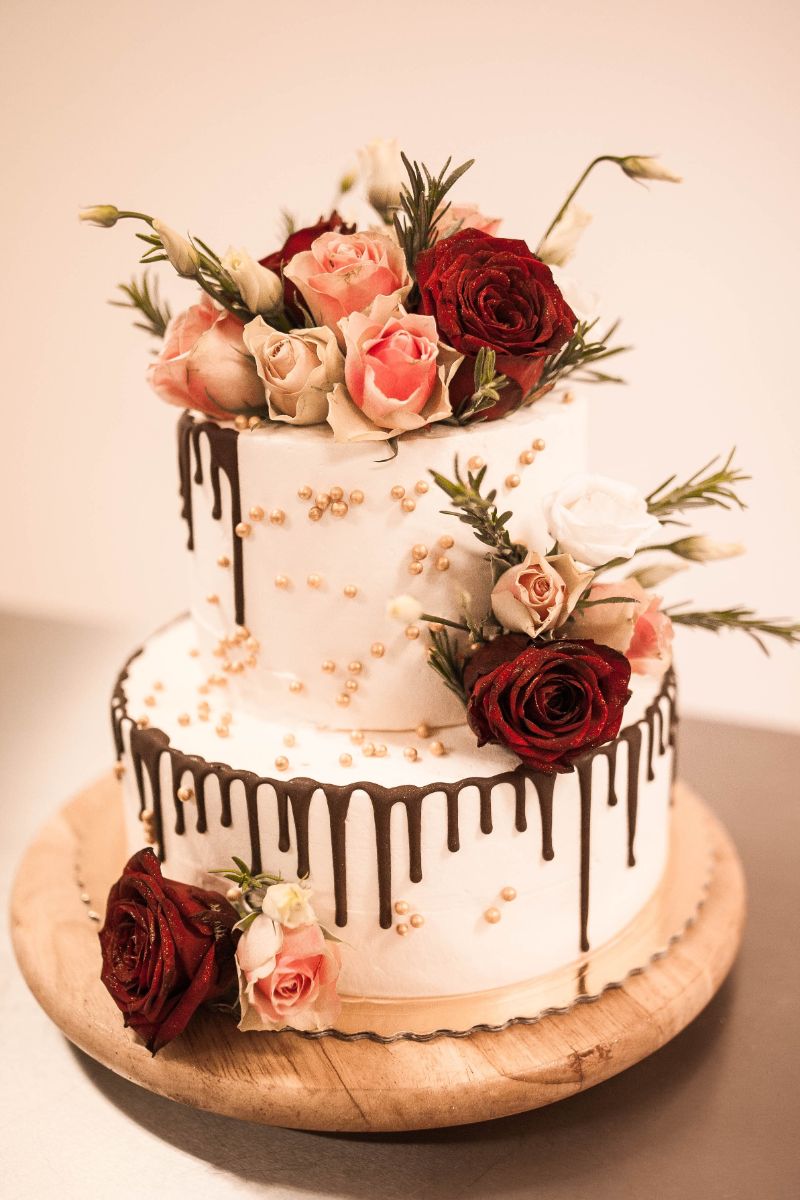 Vestuvių tortas, puoštas kremu, šokoladiniu nubėgimu ir gyvomis gėlėmis (25eur/kg)