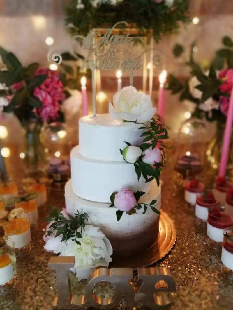 Vestuvių tortas, puoštas gyvomis gėlėmis (25eur/kg)