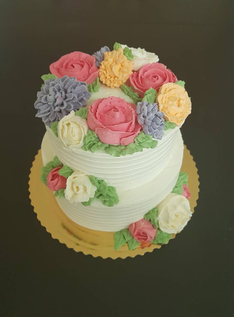Vestuvių tortas, puoštas kreminėmis gėlėmis (25eur/kg)